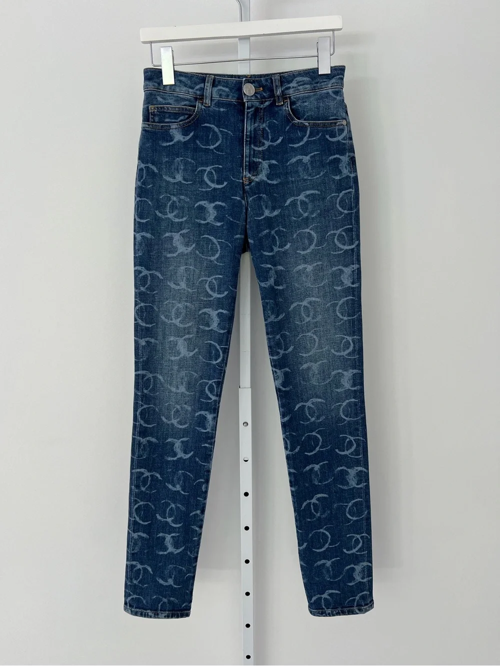 CHANEL 23B DARK BLUE CC SILVER SEQUINS SKINNY JEAN SIZE FR 34 / US 2
